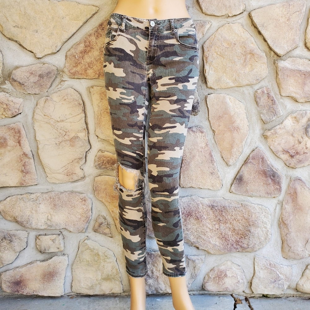 FOREVER 21 | Camo Distressed Skinny Jeans